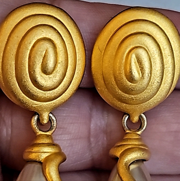 Carolina Herrera Gold Brushed Pearl Drop Earrings - Picture 3 of 5